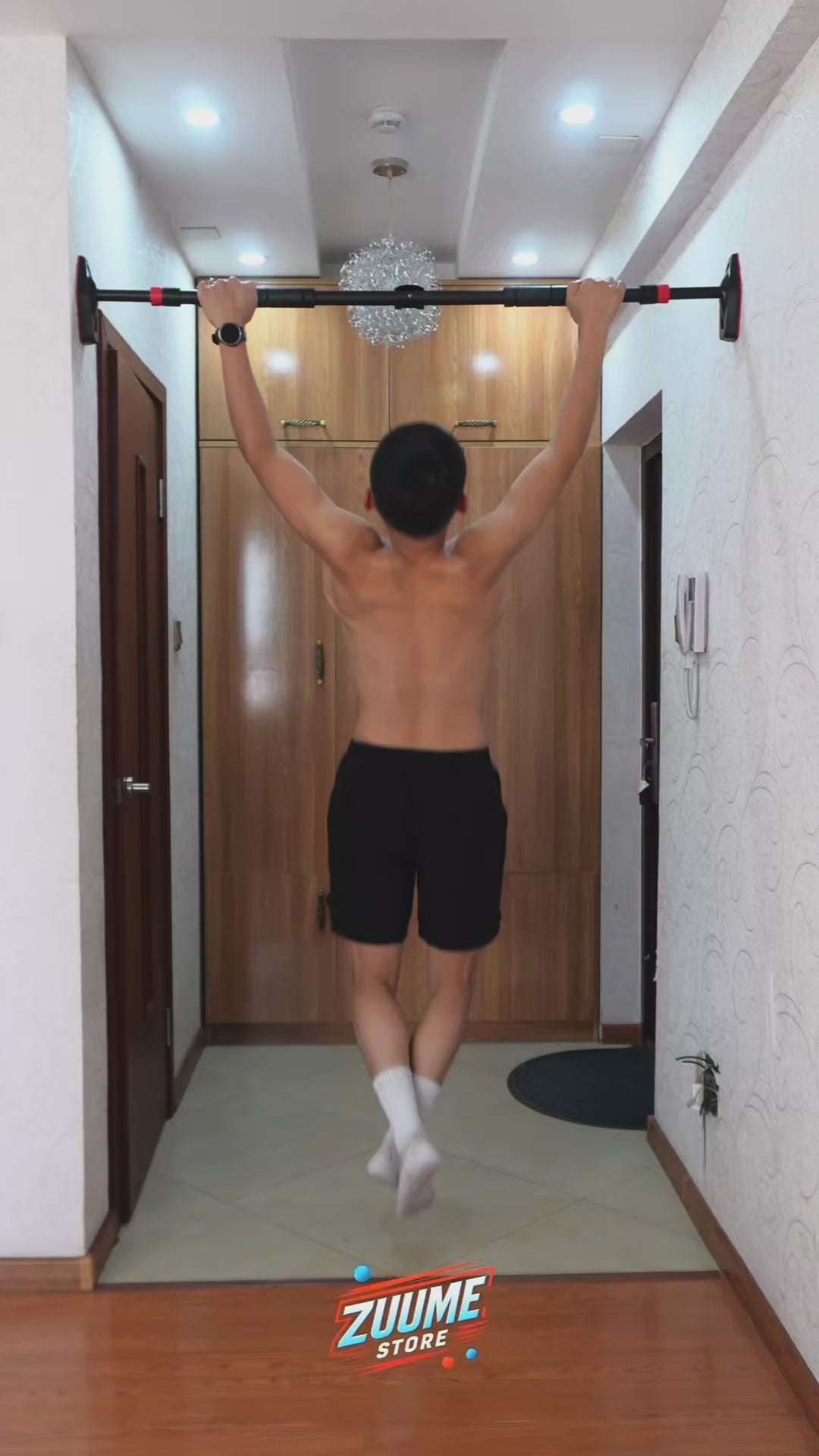 Load video: Хаалганы хооронд суурилуулсан adjustable турник дээр дасгал хийж буй lifestyle видео